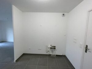 espace vide de l'appartement studio F1 pour le coin cuisine